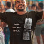 T-shirt Photo personnalisée 'Papa, tu es magique' Deux Pèr<br><div class="desc">Célébrez la magie de la paternité avec notre T-shirt homme personnalisé 'Papa, tu es magique' ! Ce design unique est composé d'un arrière - plan noir élégant, d'une photo chère de deux pères et du message sincère "Papa, tu es magique". Ajoutez une touche spéciale en la customisant avec le nom...</div>