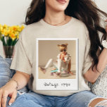 T-shirt Photo Vintage Personnalisée Et Année Nostalgique A<br><div class="desc">Revenez dans le temps et fêtez votre voyage avec notre photo Vintage personnalisée et notre T-shirt d'anniversaire nostalgique, un mélange parfait de charme personnalisé et de style rétro. Conçu avec une vidéo bootleg Y2K 90s, ce tee-shirt est plus qu'un simple cadeau d'anniversaire amusant - c'est un hommage sincère aux souvenirs...</div>