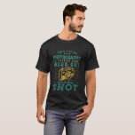 T-shirt Photographe de citation de vie inspirationnelle<br><div class="desc">La vie est comme la photographie. Si les choses ne fonctionnent pas, prenez un autre coup. Conception de devis inspirante et motivante pour les photographes. dicton cool et slogan typographie marchandise pour ceux qui aiment prendre des photos, membre du club de photographie. Conception vintage et en détresse pour les photographes...</div>