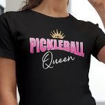 T-shirt Pickball blanc rose Reine Couronne or<br><div class="desc">Montrez aux autres sur le terrain que vous êtes la reine du pickleball régnante avec ce t-shirt amusant. Ce design présente un dégradé rose et un texte blanc ainsi qu'une couronne d'or... pour la reine de la cour !</div>