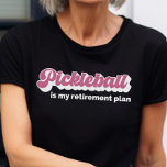 T-shirt Pickleball Est Mon Plan De Retraite Drôle Pickleba<br><div class="desc">'Pickleball est mon plan de retraite.' C'est plus qu'un slogan plein d'esprit, c'est une déclaration de dévouement à un sport qui promet non seulement de s'amuser sur la cour, mais aussi un plan pour une retraite active et épanouissante. Portez cette chemise fièrement pendant que vous servez, volley, et frappez votre...</div>