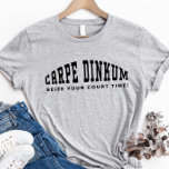 T-shirt Pickleball Pun Carpe Dinkum Funny Modern Cute<br><div class="desc">Le design amusant des t-shirts comporte un jeu de pickleball "CARPE DINKUM" dans un design élégant effet de texte courbe. "SEIZE YOUR COURT TIME", ou modèle de texte personnalisé vous permet de personnaliser davantage la déclaration. Convient pour être transféré aux chemises de pickleball pour femmes et enfants, le pickleballer de...</div>