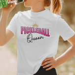 T-shirt Pickleball rose et noir Couronne or<br><div class="desc">Montrez aux autres sur le terrain que vous êtes la reine du pickleball régnante avec ce t-shirt amusant. Ce design présente un dégradé rose et du texte noir ainsi qu'une couronne d'or... pour la reine de la cour !</div>