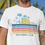 T-shirt Pickleball Sunset Cool Retro Stripes Texte personn<br><div class="desc">T-shirt Super cool Pickleball avec un "coucher de soleil" de pickleball et des rayures vintages rétro. Ajoutez deux lignes de texte personnalisé - votre nom de club de pickleball, l'emplacement, le nom de l'équipe ou le dicton de pickleball. Fait un cadeau parfait pour un ami de pickleball, maman, papa ou...</div>