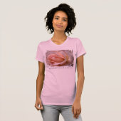 T-shirt Pièce en t sensible de bourgeon de rose de rose (Devant entier)