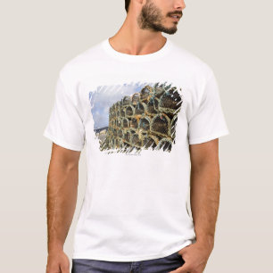 T-shirt pile des casiers de homard sur le rivage irlandais