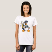 T-shirt Pingouin comme pêcheur avec poisson (Devant entier)