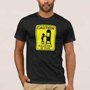 T-shirt Pirates informatiques de précaution au jeu - scie