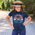 T-shirt Plage Vacances Tropical Palm Tree Personnalisé Enf<br><div class="desc">Ce mignon T-shirt de filles couché de soleil de palmier tropical est parfait pour une escapade de printemps ou un voyage de croisière amusant en famille. Personnalisez un ensemble de t-shirts customisés pour votre sortie en groupe à la plage ou une réunion de famille sur l'île.</div>