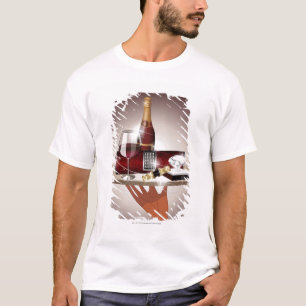 T-shirt Plan rapproché de la main d'un serveur tenant un