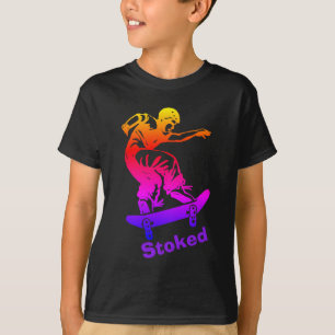 T-shirt Planchiste d'arc-en-ciel chargé par garçon de