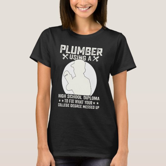 T-shirt Plomber Utilisant Un Diplôme Secondaire Pour Fixer (Devant)