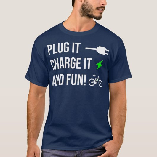 T-shirt Plug it Charge it fun Design pour EBike Cyclists (Devant)