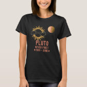 T-shirt Pluto Never Fogert Planet and the Sun (Devant)