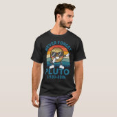 T-shirt Pluto Never Forget 1930 - 2006 Enseignement en sci (Devant entier)