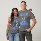 T-shirt Podcasters Do it with Frequency Podcasting (Unisexe)