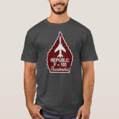 T-shirt Pointe de flèche de rouge de F-105 Thunderchief (Devant)