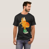 T-shirt Poisson rouge en baskets (Devant entier)