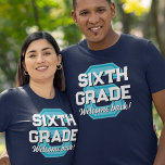 T-shirt Police Varsity Bienvenue Retour 6e année<br><div class="desc">Bienvenue à vos élèves de sixième année à l'école avec ce t-shirt graphique imprimé avec un grand numéro six en bleu,  sixième en lettres variées,  et bienvenue dans un script rétro. Sixième et le nombre sous le texte sont personnalisables en coque que vous accueillez une année différente.</div>