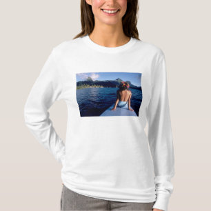 T-shirt Polynésie française, Moorea. Femme appréciant la v