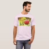 T-shirt "Pomme rouge sur arbre" jolie photo. Commandez dès (Devant entier)