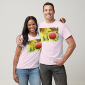 T-shirt "Pomme rouge sur arbre" jolie photo. Commandez dès (Unisexe)