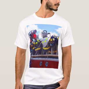 T-shirt Pompiers - Casque sur camion-pompier
