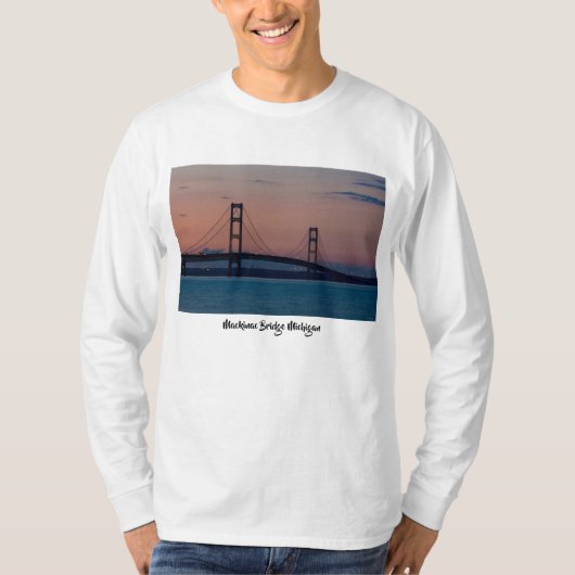 T-shirt Pont de Mackinac au crépuscule (Devant)