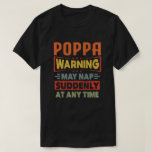 T-shirt Poppa warning may nap suddenly at time<br><div class="desc">Obtenez cette tenue de dire amusante et sarcastique pour grand-père fier qui aime ses adorables petits-enfants,  petits-fils,  petites-filles sur la fête des pères ou noël,  jour des grands-parents,  Portez ceci pour reconnaître votre grand-père doux et cool dans le monde entier!</div>