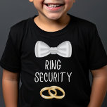 T-shirt Porteur de ceinture pour enfants Cercle de sécurit<br><div class="desc">Chemise de sécurité adorable porte-bague porte-anneau pour les garçons. Un moyen parfait de les faire sentir inclus à la réception de mariage et aux festivités pré-mariage. Tête de sécurité avec anneau de ceinture avec cravate arc mignonne et anneaux or. Votre porte-bague va adorer ce t-shirt, et c'est parfait dîners pré-mariages,...</div>