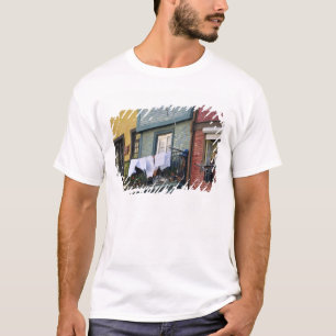 T-shirt Portugal, Porto (Porto). Femme suspendant du linge