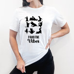 T-shirt Positions Funny Six Chats Yoga<br><div class="desc">C'est le T-shirt drôle parfait pour quiconque aime les chats. Il présente une photo de 6 chats en positions de yoga et différentes poses tout autour du sweatshirt. Il a les mots Pawsitive Vibes. T-shirt féminin amusant pour les amateurs de yoga.</div>