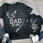 T-shirt Poteau de pêche Papa Est Date Père Enfant Correspo<br><div class="desc">Poteau de pêche avec un poisson pour un père pêcheur avec date de paternité établie,  fontes en détresse.</div>