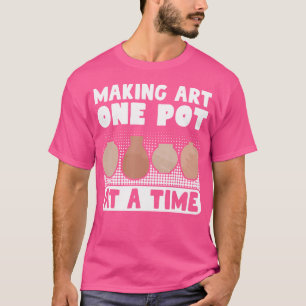 T-shirt Potier créant de l'art un pot à la fois en argile