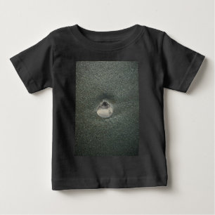T-shirt Pour Bébé Beau coquillage dans le sable : Un souvenir salé