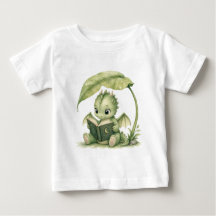 Bébé dragon mignon lisant un livre d'histoires sou