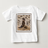 T-shirt Pour Bébé Bébé Meerkat Jouant Dans Le Sable, (Devant)