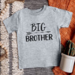 T-shirt Pour Bébé Big Brother | Famille de frères jumelés<br><div class="desc">Vêtements imprimés sur mesure personnalisés avec le graphique "Big Brother" dans les polices modernes tendance avec un design boho flèche. Parfait pour une photo de grossesse ou un cadeau pour les frères et soeurs plus âgés quand le nouveau bébé arrive! Utilisez les outils de conception pour modifier les couleurs ou...</div>