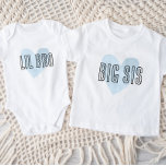 T-shirt Pour Bébé Big Sis Blue Heart Correspondant Famille de frères<br><div class="desc">Vêtements imprimés personnalisés avec une aquarelle graphique coeur et texte "Big Sis" dans une jolie police de caractères. Parfait pour une photo de grossesse ou un cadeau pour les frères et soeurs plus âgés quand le nouveau bébé arrive! Utilisez les outils de conception pour modifier les couleurs ou ajouter votre...</div>