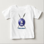 T-shirt Pour Bébé Bouclier et lances de Maccabee<br><div class="desc">Une description du bouclier et de deux lances d'un Maccabee. Le bouclier est orné par une lecture de lion et de textes "Yisrael" (l'Israël) dans l'alphabet Paleo-Hébreu. "Maccabee" apparaît également en anglais. Le Maccabees étaient des rebelles juifs qui ont libéré Judea du joug de l'empire de Seleucid. Chanukkah n'est pas...</div>