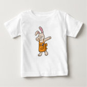 T-shirt Pour Bébé Bunny comme coiffeur avec peigne et ciseaux (Devant)