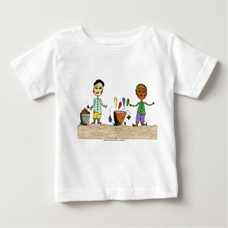 T-shirt Pour Bébé Caractères de dessin avec seau de ballons.