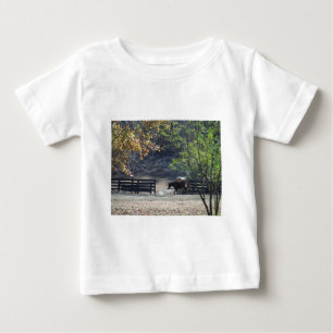 T-shirt Pour Bébé Cheval Brun traversant une clôture