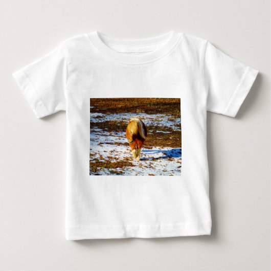 T-shirt Pour Bébé Cheval miniature Brown et crème dans la neige. (Devant)