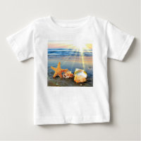 Coquillages marins et étoiles de mer sur la plage