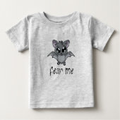 T-shirt Pour Bébé Craignez-moi ! Maniez la batte (texte foncé) (Devant)