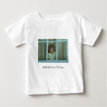 Douce petite fille à une fenêtre