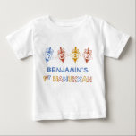 T-shirt Pour Bébé Dreidels ęr Hanoukka a personnalisé la pièce en t<br><div class="desc">Tee - shirts mignons de Hanoukka pour premier Chanukah de votre bébé ! Les caractéristiques de conception par séries de quatre dreidels de rotation en l'or,  rouge,  et le bleu. Personnalisez la conception en ajoutant le nom de votre enfant au-dessus du texte du "ęr Hanoukka".</div>
