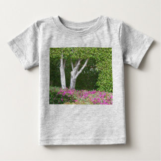 T-shirt Pour Bébé Entre les arbres rose et vert