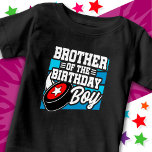 T-shirt Pour Bébé Fun Kids Hockey Party Brother of the Birthday Boy<br><div class="desc">Ce design de fête d'anniversaire de hockey est parfait pour une fête d'anniversaire de hockey masculin. Idée de fête d'anniversaire pour les enfants qui aiment jouer au hockey, regarder le hockey ou les futurs joueurs de hockey étoiles! Il présente un dessin de rondelle de hockey pour la fête d'anniversaire d'un...</div>